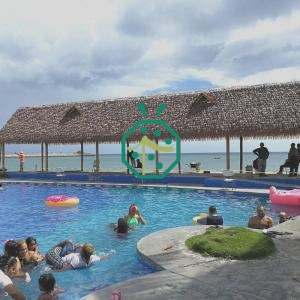 หลังคามุงจากสังเคราะห์สำหรับโรงแรมรีสอร์ทริมชายหาดในมัลดีฟส์